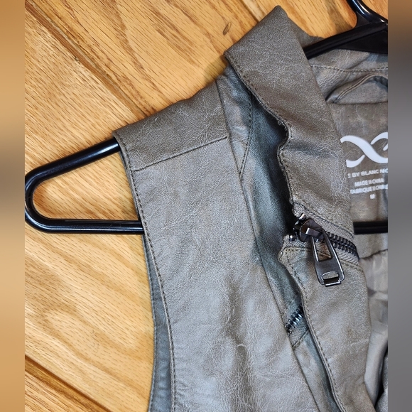 Be By Blanc Noir medium faux leather light gray vest - Picture 2 of 14